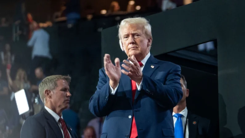 El candidato republicano y ex presidente Donald J. Trump asiste a la Convención Nacional Republicana (RNC) de 2024 en Milwaukee, Wisconsin, el 15 de julio de 2024. Trump hace su primera aparición pública desde el intento de asesinato. (Madalina Vasiliu/The Epoch Times)






