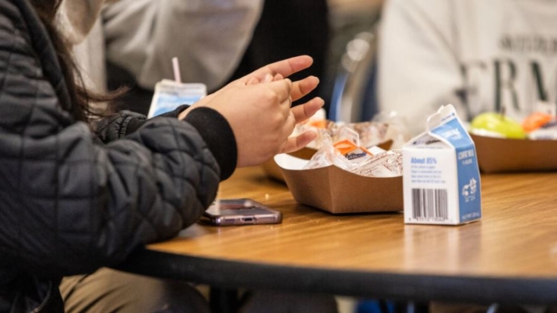 Los estudiantes se preparan para comer sus almuerzos en una escuela del Distrito Escolar Unificado de Los Ángeles en Los Ángeles, California, el 8 de enero de 2024. (John Fredricks/The Epoch Times)