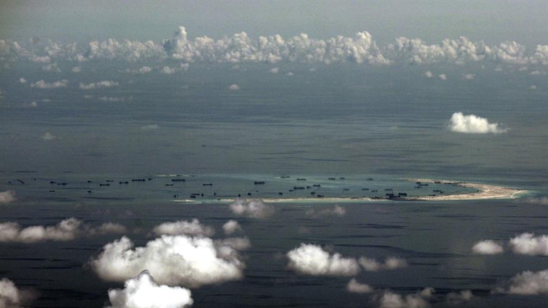 Foto de archivo que muestra el arrecife que se disputan Filipinas y China. EFE/Ritchie B. Tongo/Pool
