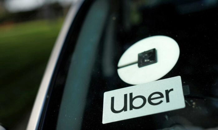 Un logotipo de Uber se muestra en un vehículo de transporte compartido en Los Ángeles el 20 de agosto de 2020. (Mike Blake/Reuters)
