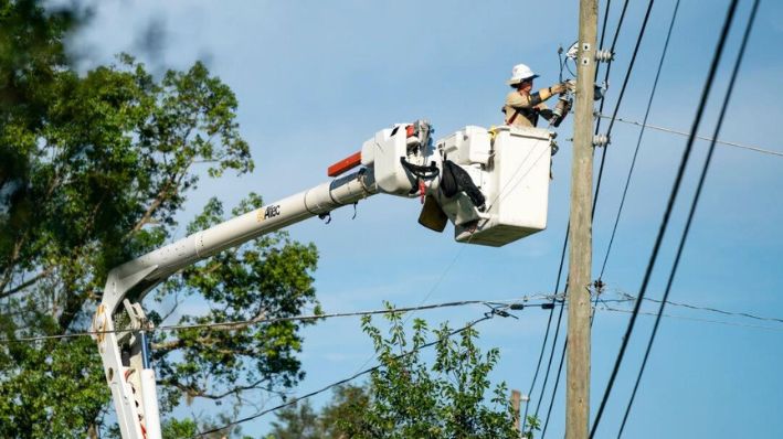 Un electricista trabaja para restaurar el servicio en Perry, Florida, el 31 de agosto de 2023. (Sean Rayford/Getty Images)