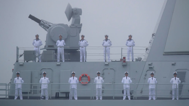 Marineros de pie en la cubierta del destructor de misiles guía tipo 055 Nanchang de la Armada del Ejército Popular de Liberación (EPL) de China, en una fotografía de archivo. (Mark Schiefelbein/AFP vía Getty Images)