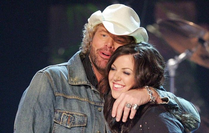 Toby Keith y su hija Krystal actúan en el escenario durante la 38.ª edición de los premios CMA en Nashville, Tennessee, el 9 de noviembre de 2004. (Frank Micelotta/Getty Images)
