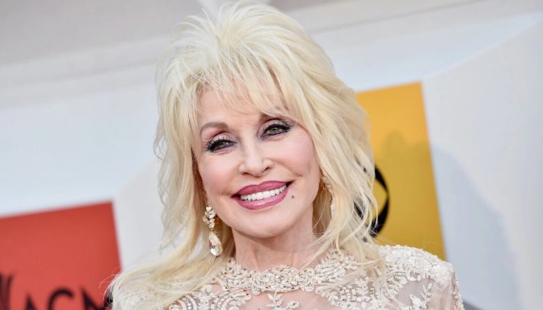 Dolly Parton asiste a la 51 edición de los Premios de la Academia de Música Country en el MGM Grand Garden Arena de Las Vegas, Nevada, el 3 de abril de 2016. (David Becker/Getty Images)