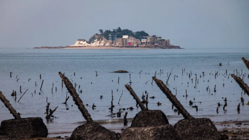 La isla remota de Shihyu de Taiwán se ve detrás de las espinas antidesembarco en la isla fronteriza de Pequeño Kinmen, el 5 de diciembre de 2023. (Sam Yeh/AFP a través de Getty Images)






