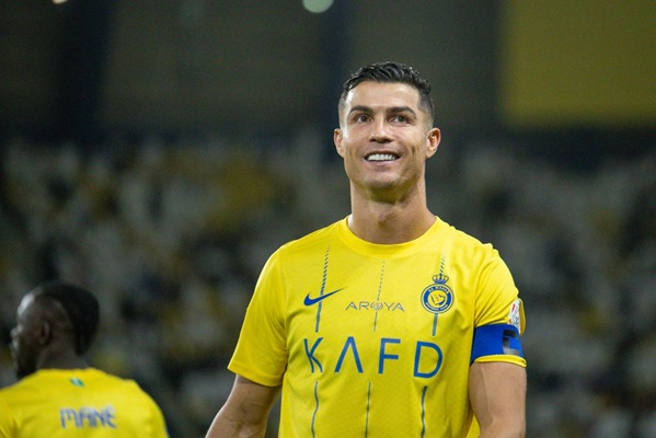 Cristiano Ronaldo, del Al-Nassr, observa durante el partido de la Saudi Pro League entre el Al-Nassr y el Al-Hilal en el Al Awwal Park de Riad, Arabia Saudí, el 17 de mayo de 2024. (Yasser Bakhsh/Getty Images)
