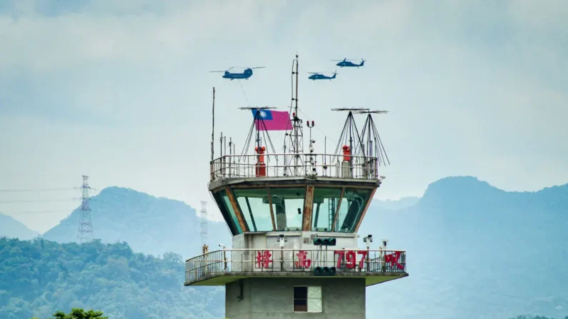 Helicópteros CH-47SD Chinook fabricados en EE.UU. sobrevolando una bandera de Taiwán frente a una torre de control en una base militar en Taoyuan, Taiwán, el 7 de mayo de 2024. (Sam Yeh/AFP vía Getty Images)






