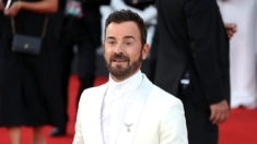 Justin Theroux, actor de «Beetlejuice Beetlejuice» dice que la IA no puede competir con Tim Burton