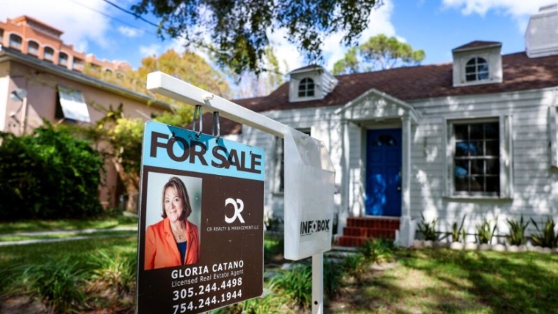 Un cartel de se vende delante de una casa en Miami, Florida, el 22 de febrero de 2023. (Joe Raedle/Getty Images)