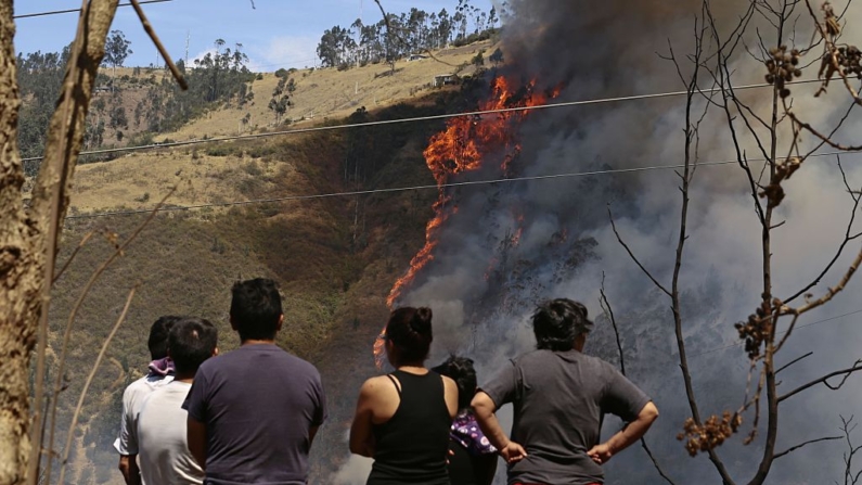 El humo sale de un incendio forestal en las laderas alrededor de Quito (Ecuador), el 15 de septiembre de 2015. (Juan Cevallos/AFP vía Getty Images)