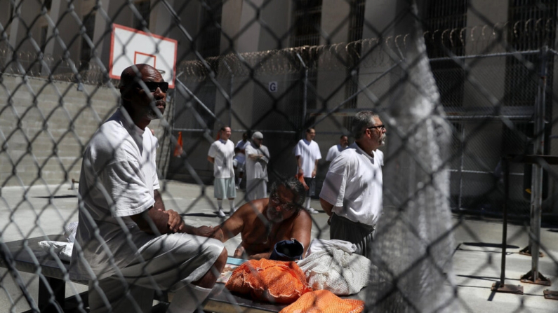 Reclusos condenados de pie en un patio de ejercicios en el corredor de la muerte de la prisión estatal de San Quintín en San Quintín, California, el 15 de agosto de 2016. (Justin Sullivan/Getty Images)