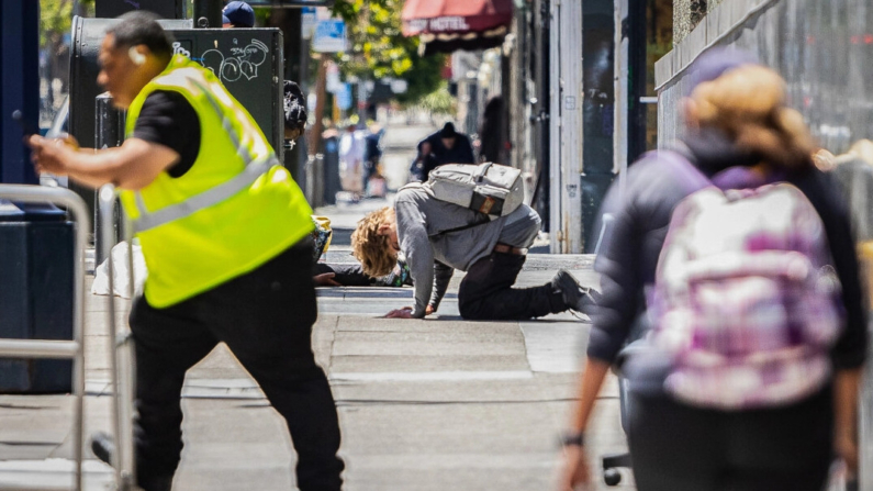 Consumidores de fentanilo trabajan en las aceras del distrito de Tenderloin en San Francisco, California, el 16 de mayo de 2024. (John Fredricks/The Epoch Times)