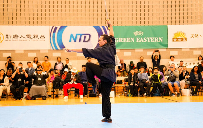 Eike Opfermann participa en la ronda preliminar de la Competencia Internacional de Artes Marciales Tradicionales Chinas NTD, en Waldick, Nueva Jersey, el 31 de agosto de 2024. (Larry Dye/The Epoch Times)