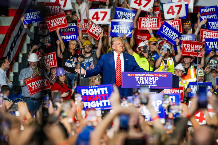 El ex presidente Donald Trump se prepara para hablar en un mitin en Johnstown, Pensilvania, el 30 de agosto de 2024. (Roberto Schmidt/AFP vía Getty Images)