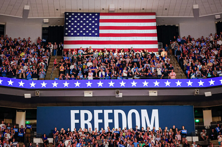 La gente asiste a un mitin de campaña organizado por la vicepresidenta Kamala Harris y su compañero de fórmula, el gobernador de Minnesota Tim Walz, en el Fiserv Forum en Milwaukee, el 20 de agosto de 2024. (Kamil Krzaczynski/AFP vía Getty Images)