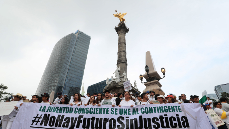 Estudiantes de Derecho y trabajadores del poder judicial protestan en contra de la reforma impulsada por el oficialismo este domingo, en la Ciudad de México, México. (EFE/Mario Guzmán)