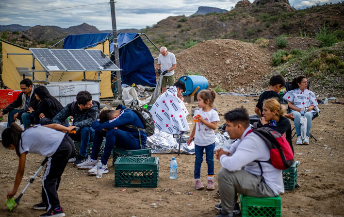 Inmigrantes ilegales esperan a ser procesados por agentes de la Patrulla Fronteriza tras cruzar a Estados Unidos, en Ruby, Arizona, el 25 de junio de 2024. (Brandon Bell/Getty Images)