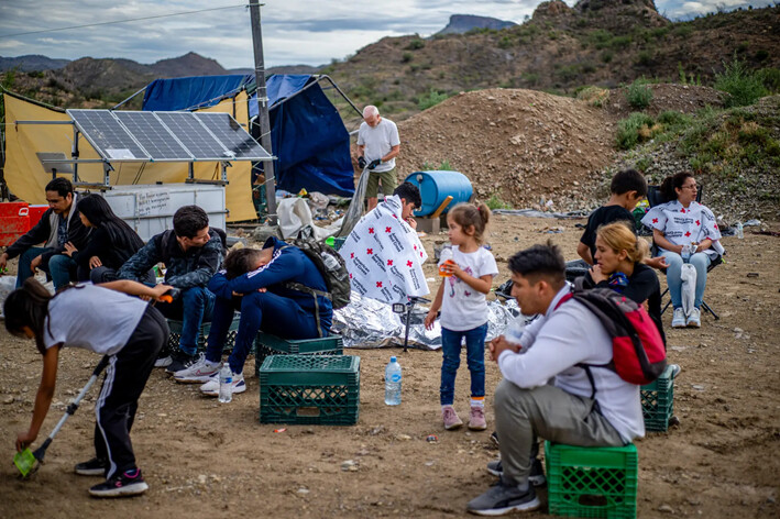 Inmigrantes ilegales esperan a ser procesados por agentes de la Patrulla Fronteriza tras cruzar a Estados Unidos, en Ruby, Arizona, el 25 de junio de 2024. (Brandon Bell/Getty Images)