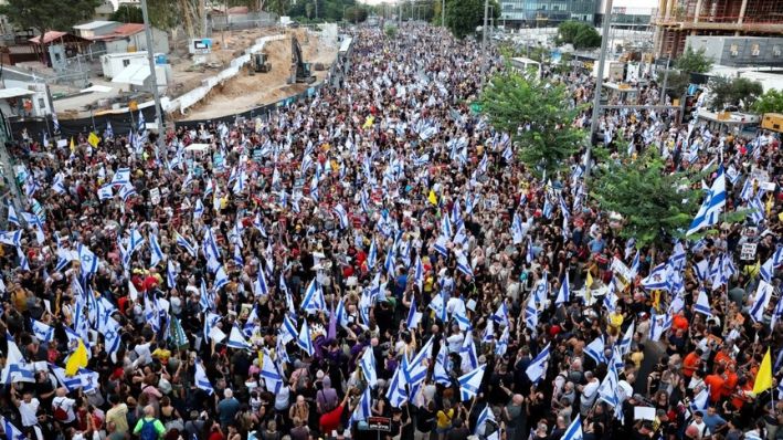 Miles de manifestantes levantan banderas y pancartas durante una manifestación pidiendo la liberación de los israelíes rehenes por los terroristas de Hamás en Gaza desde octubre, en Tel Aviv, Israel, el 1 de septiembre de 2024. (Jack Guez/AFP vía Getty Images)