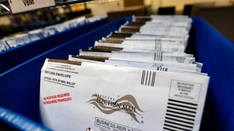 Las papeletas de voto por correo se colocan en bandejas antes de ser clasificadas en la oficina de registro de votantes del condado de Santa Clara en San José, California, el 13 de octubre de 2020. Justin Sullivan/Getty Images