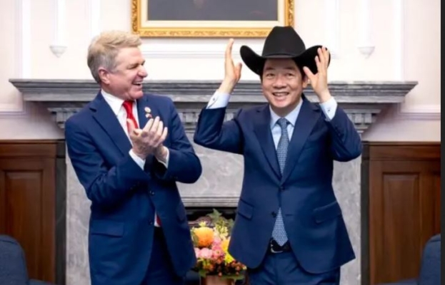 El presidente de Taiwán, Lai Ching-te, se pone un sombrero de vaquero regalado por el representante Michael McCaul (R-Texas) durante una reunión en Taipei, Taiwán, el 27 de mayo de 2024. (Oficina presidencial de Taiwán vía AP)