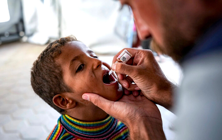 Un trabajador de la salud administra una vacuna contra la polio a un niño en un hospital de Deir al-Balah, en el centro de la Franja de Gaza, el 1 de septiembre de 2024. (Abdel Kareem Hana/AP Photo)