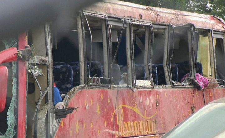 Un autobús dañado en un accidente en que resultaron  varias personas muertes y decenas de heridas al volcarse en la Interestatal 20 en el condado de Warren, Mississippi. Imagen a primera hora del 31 de agosto de 2024. (WAPT vía AP)