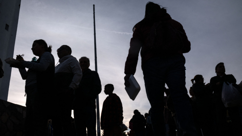 Grupos religiosos, de derechos humanos y de la sociedad civil celebran la 30ª Posada Sin Fronteras organizada por la Coalición Pro-Defensa del Migrante en la frontera entre Estados Unidos y México en Playas de Tijuana, Baja California, México, el 9 de diciembre de 2023. (GUILLERMO ARIAS/AFP via Getty Images)