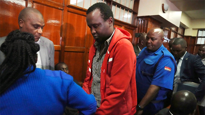 Kevin Adam Kinyanjui Kangethe es escoltado fuera de la sala del tribunal de Milimani en Nairobi, Kenia, el 14 de febrero de 2024. (Brian Inganga/Foto AP)
