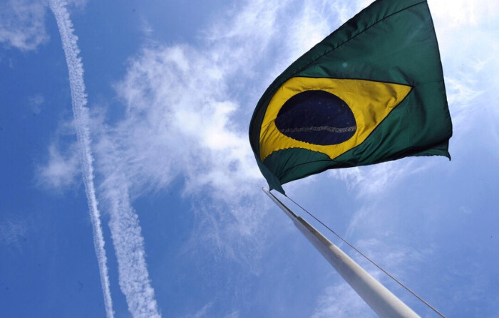 La bandera nacional brasileña ondea en la Embajada de Brasil en Tegucigalpa, Honduras, el 23 de septiembre de 2009. (Orlando Sierra/AFP vía Getty Images). 
