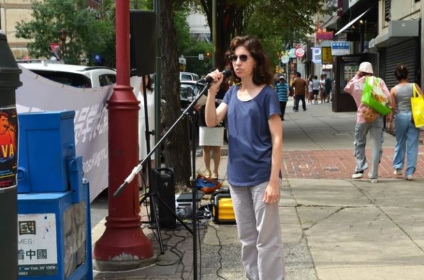 La Dra. Jessica Russo, representante de Doctors Against Forced Organ Harvesting (DAFOH), habla en una manifestación en el barrio chino de Filadelfia el 31 de agosto de 2024. (Frank Liang/The Epoch Times)