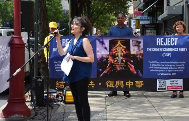 Christine Flowers, conocida abogada y columnista especializada en inmigración, habla en una concentración en el barrio chino de Filadelfia el 31 de agosto de 2024. (Frank Liang/The Epoch Times)