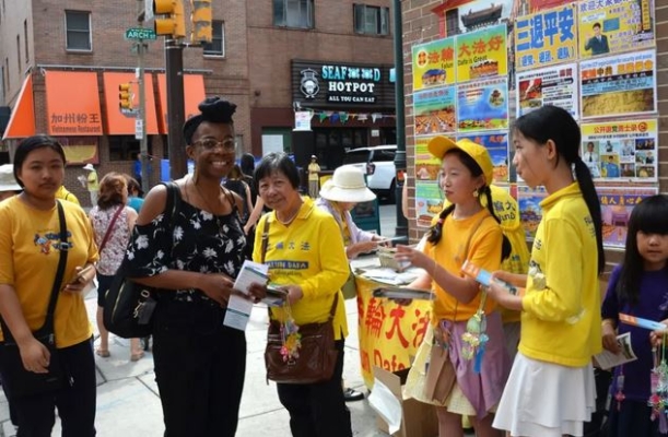 Krystal Pearson (2ª a la izquierda), técnica de holter, en el barrio chino de Filadelfia el 31 de agosto de 2024. (Frank Liang/The Epoch Times)