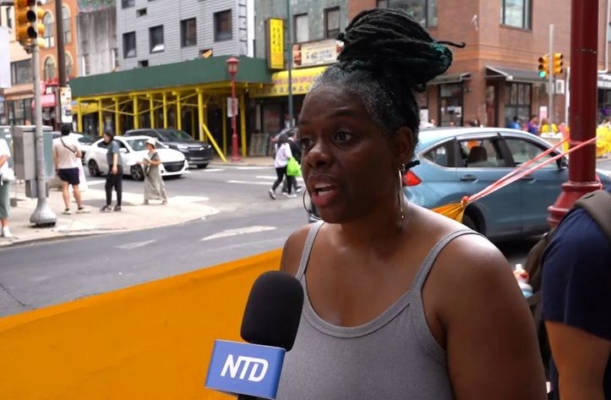 Lena Queen, trabajadora social de Delaware, en el barrio chino de Filadelfia el 31 de agosto de 2024. (William Huang/The Epoch Times)