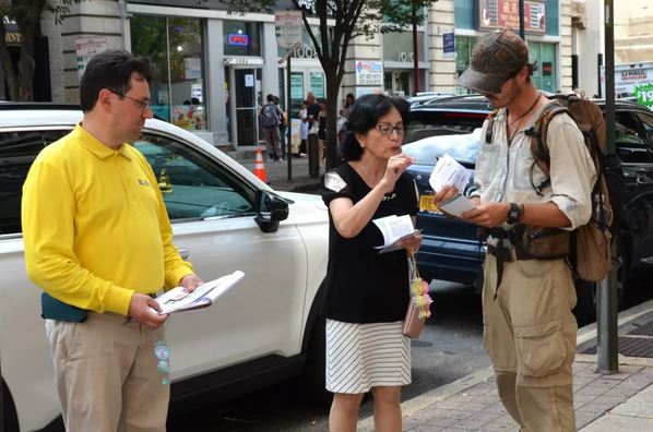 Mike Fennessy-Butters (derecha), geólogo, en el barrio chino de Filadelfia el 31 de agosto de 2024. (Frank Liang/The Epoch Times)