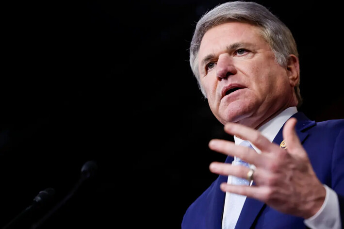 El representante Michael McCaul (R-Texas) habla durante una conferencia de prensa en el Capitolio de Estados Unidos, el 29 de enero de 2024. (Anna Moneymaker/Getty Images)