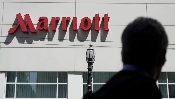 Una persona pasa por delante del hotel San Francisco Marriott Union Square, el 11 de julio de 2019. (Jeff Chiu/AP Photo)