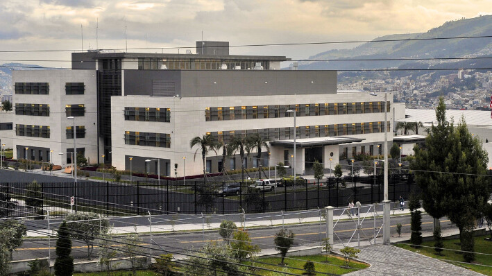 EE.UU. abrirá oficina en Ecuador para facilitar "reunificación familiar de migrantes". Vista general de la embajada de Estados Unidos en Quito el 18 de febrero de 2009.(RODRIGO BUENDIA/AFP via Getty Images)