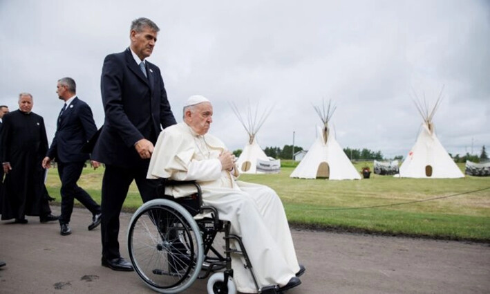 El papa Francisco en el sitio de la antigua escuela residencial Ermineskin durante su visita papal a Canadá, en Maskwacis, Alberta, el 25 de julio de 2022. (Cole Burston/Getty Images)