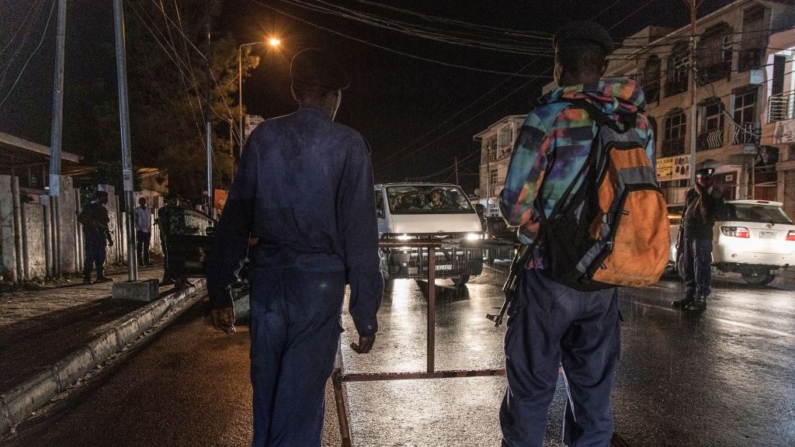 Policías congoleños se ven en una imagen de archivo. (Aubin Mukoni/AFP vía Getty Images)