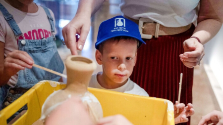 Museo invita a niño israelí que rompió jarrón de 3500 años de antigüedad para aprender restauración