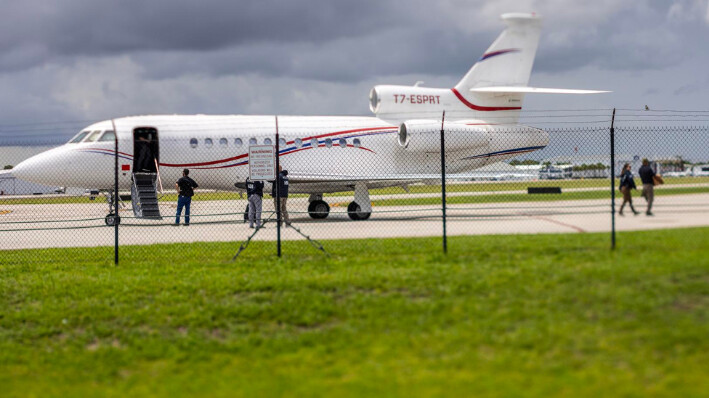 Oficiales extraen cajas etiquetadas como evidencia de un avión que, según las autoridades, pertenece al presidente venezolano Nicolás Maduro en el Aeropuerto Ejecutivo de Fort Lauderdale en Fort Lauderdale, Florida, EE.UU., 02 de septiembre de 2024.  (EFE/EPA/CRISTOBAL HERRERA-ULASHKEVICH)