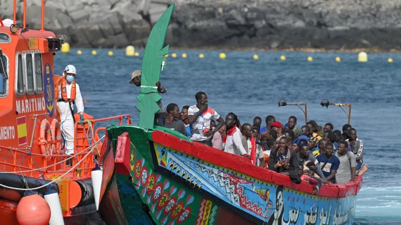 El servicio español de Salvamento Marítimo acompaña a una barcaza de inmigrantes subsaharianos en la isla española de El Hierro en julio pasado. EFE/ Gelmert Finol