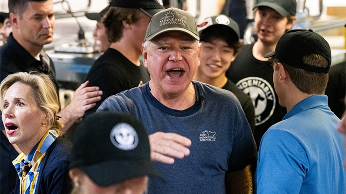 El candidato demócrata a la vicepresidencia, el gobernador de Minnesota Tim Walz, en la Feria Estatal de Minnesota en Falcon Heights, Minnesota, el 1 de septiembre de 2024. (Stephen Maturen/Getty Images)
