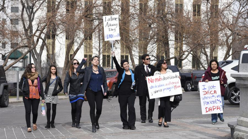 Fotografía de archivo de un grupo de residentes latinos que llega al Capitolio estatal en Denver, Colorado, para hablar con representantes y senadores sobre los temas que afectan a esta comunidad en esa ciudad de Estados Unidos. EFE/Todd Pierson