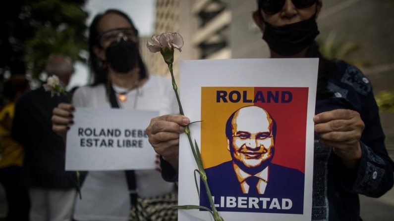 Fotografía de archivo del 26 de octubre de 2022 de un grupo de personas que se manifiesta en apoyo a la libertad del periodista Roland Carreño, en Caracas, Venezuela. EFE/ Miguel Gutiérrez