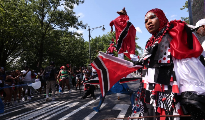 La gente participa en el Desfile del Día de las Indias Occidentales de 2024 a lo largo de Eastern Parkway en el distrito de Brooklyn de la ciudad de Nueva York el 2 de septiembre de 2024. (Michael Loccisano/Getty Images)
