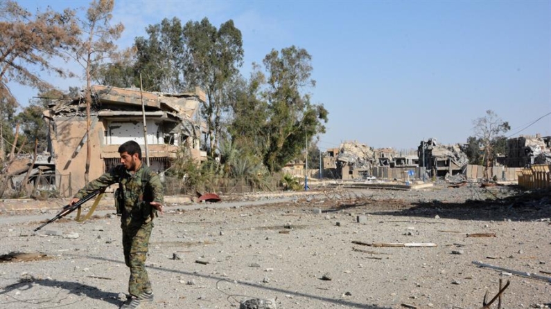 Fotografía de archivo en donde se ve a un combatiente de las Fuerzas Democráticas Sirias en medio de la ciudad de Al Raqa. EFE/ Youssef Rabih Youssef