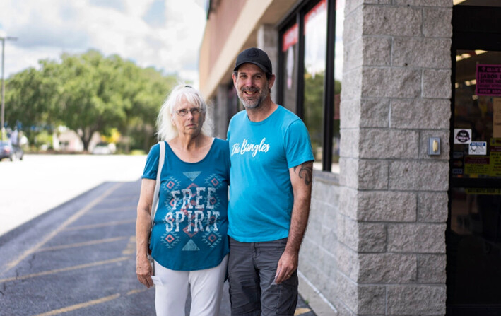 Linda Domanick y su hijo Jon Domanick antes de comprar en la tienda de descuentos Ollie's Bargain Outlet en Hinesville, en Georgia, el 28 de agosto de 2024. (Madalina Vasiliu/The Epoch Times)