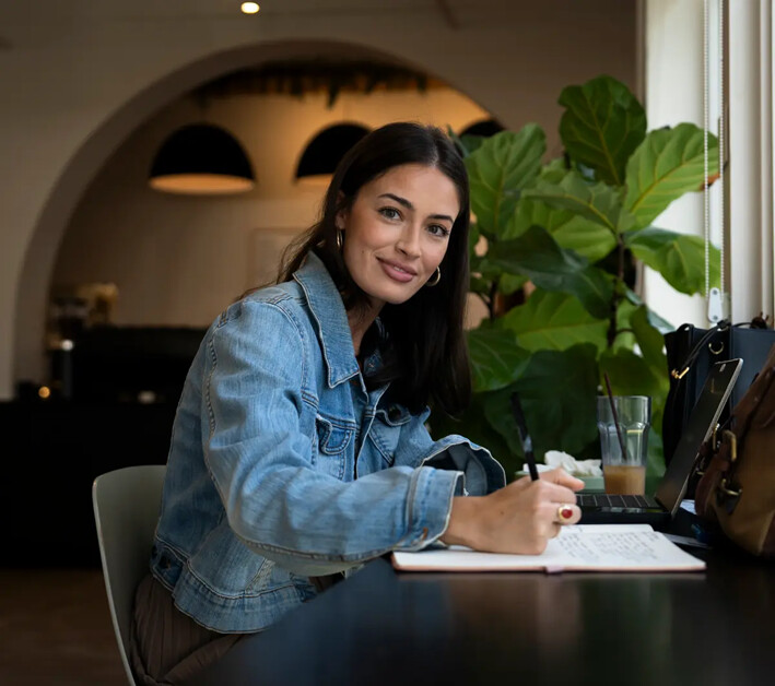 Rosie Gibbons en la cafetería Origin de Savannah, Georgia, el 29 de agosto de 2024. (Madalina Vasiliu/The Epoch Times)